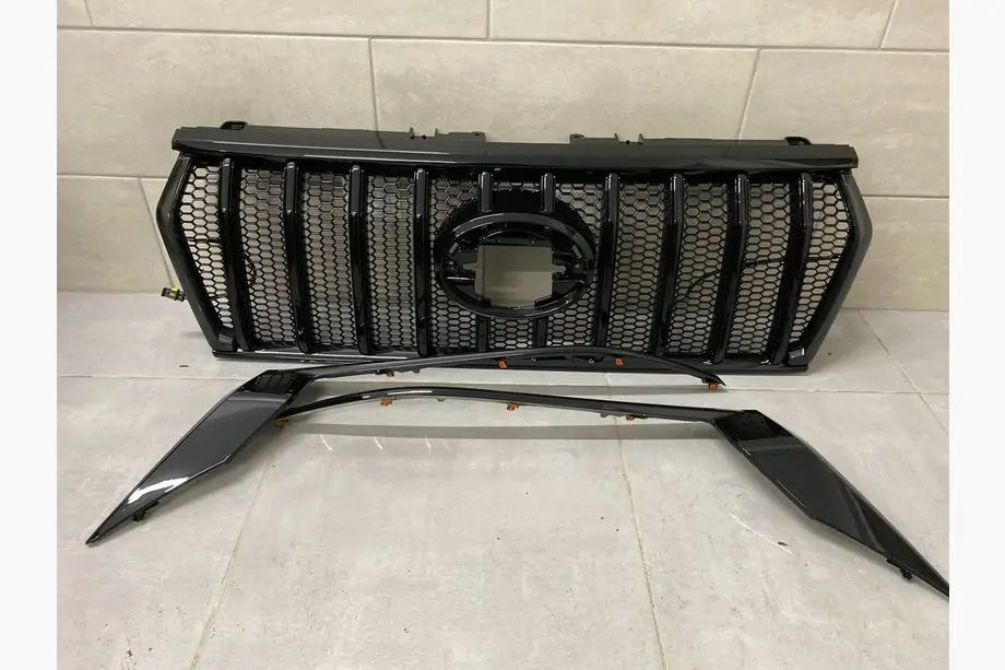 Toyota Land Cruiser Prado 150 2009-2023 Griglia 2017↗ LED (Zeus Black, con palpebre Black) Foto 2
