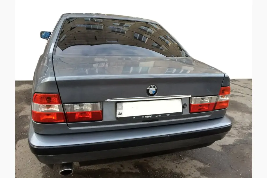 BMW 5 Series E34 1988-1995 Modanatura cromata sopra la targa (acciaio inox) Image