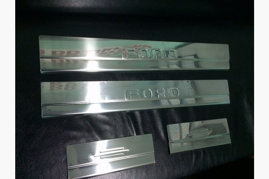 Ford Kuga 2008-2013 OFFERTA !!! Battitacco CARMOS (4 pz, acciaio inox) Foto 1