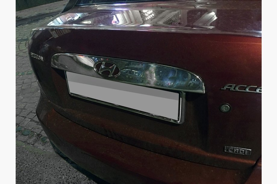 Hyundai Accent 2006-2010 Modanatura cromata sopra la targa (acciaio inox) Carmos - Acciaio Inox Turco Image