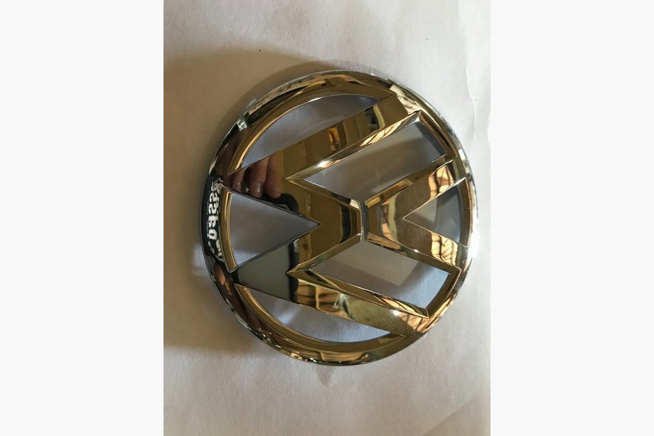 Volkswagen Passat B8 2015-2023 Emblema anteriore (parte superiore, Originale) Foto 1