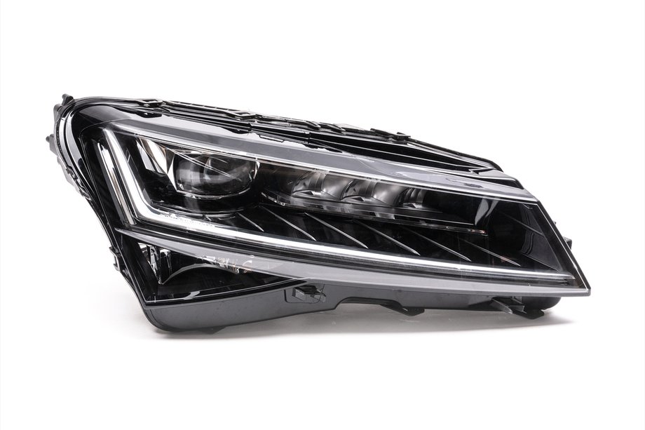 Skoda Superb 2015-2024 Faro Anteriore Matrix (Destro, Originale, Usato) Image