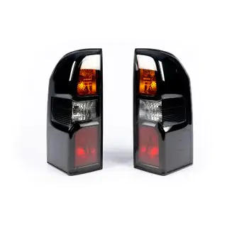 Fanali posteriori Dark Safari (2004-2008, 2 pz) Nissan Patrol Y61 1997-2011 foto 1