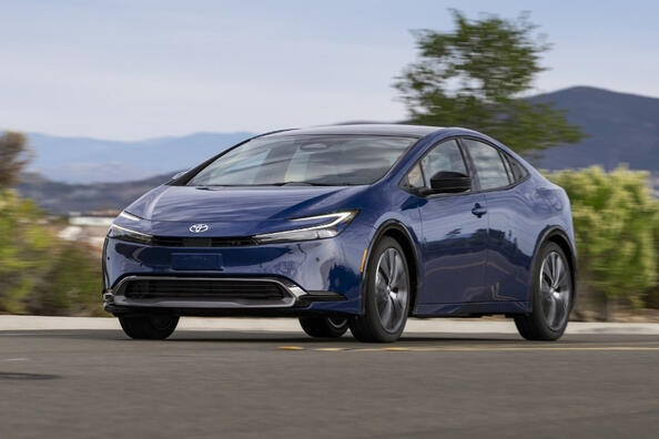 Revisione della nuova generazione del modello ibrido Toyota Prius Foto 3