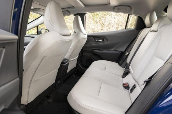 Revisione della nuova generazione del modello ibrido Toyota Prius Foto 6