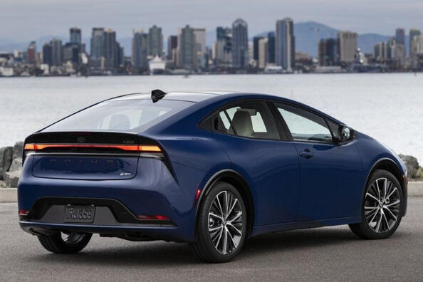 Revisione della nuova generazione del modello ibrido Toyota Prius Foto 4