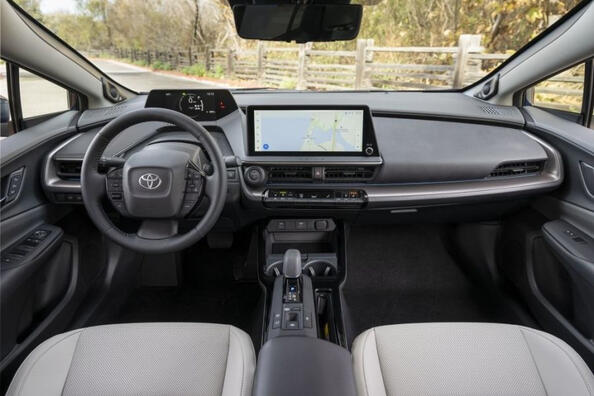 Revisione della nuova generazione del modello ibrido Toyota Prius Foto 5