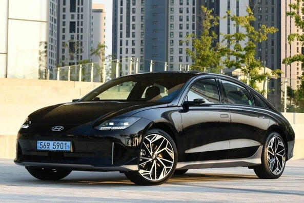 Berlina elettrica Hyundai IONIQ 6