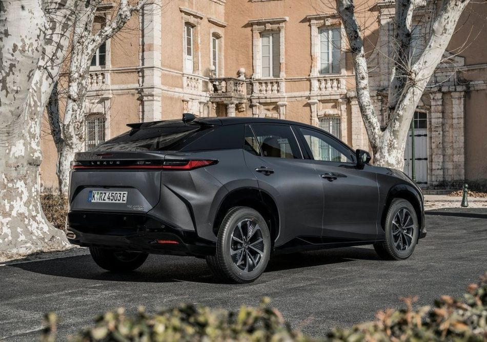 La croce elettrica Lexus RZ ha ricevuto una versione più economica: 300e