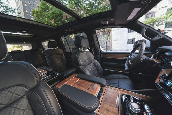 Recensione del SUV Jeep Grand Wagoneer Foto 5