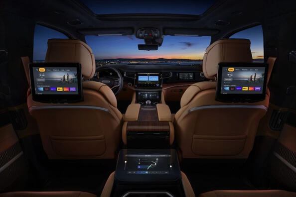 Recensione del SUV Jeep Grand Wagoneer Foto 6