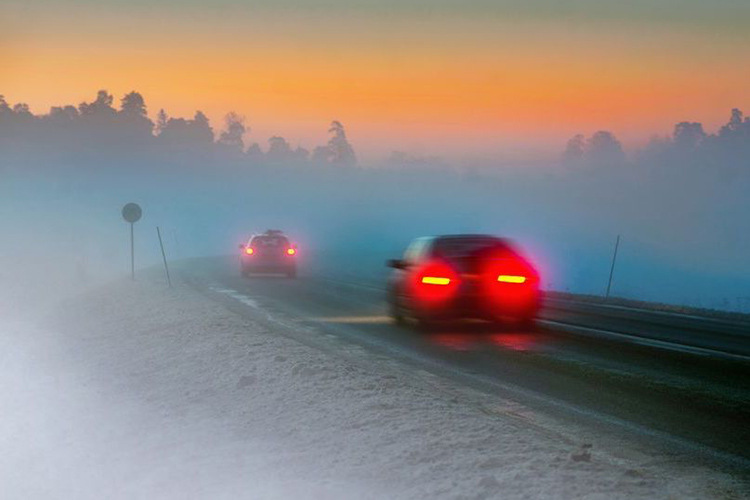 Come comportarsi durante la guida su una strada nebbiosa