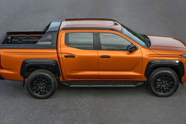 Panoramica del pick-up Mitsubishi L200 di sesta generazione