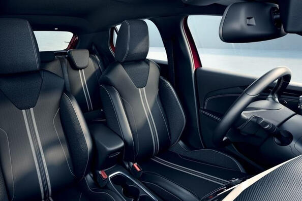 Modifica dello stile da gara della berlina compatta Opel Corsa F Foto 5