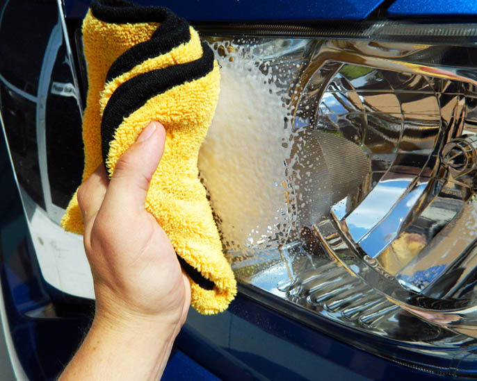 Come prendersi cura adeguatamente dei fari dell’auto?