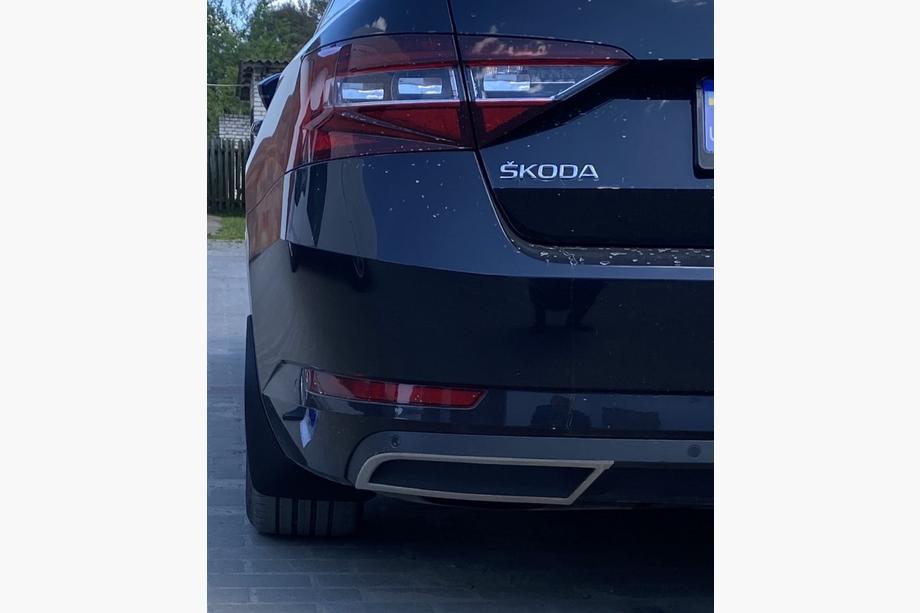 Skoda Superb 2015-2024 Coperture terminali paraurti posteriore Carmos (3 pz, acciaio inox) Foto 2