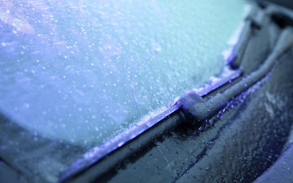 Come evitare che i tergicristalli si congelino sul vetro dell’auto?
