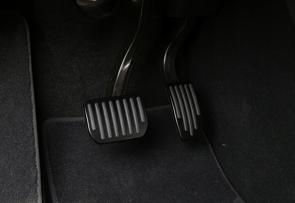 Perché hai bisogno dei pedali per auto?