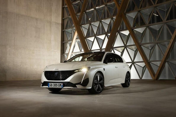 Recensione della berlina elettrica compatta Peugeot e-308