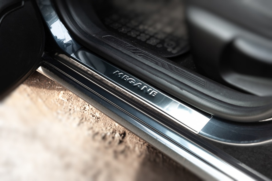 Stile e protezione: rivestimenti cromati sulle soglie delle porte dell’auto