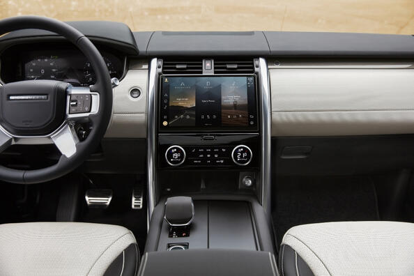 Revisione della quinta generazione del SUV Land Rover Discovery Foto 5