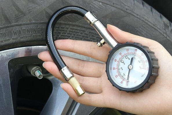 Come controllare correttamente la pressione dei pneumatici dell’auto