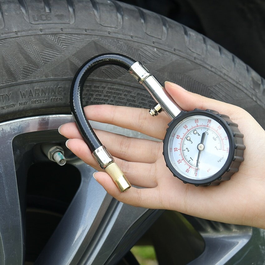 Come controllare correttamente la pressione dei pneumatici dell’auto