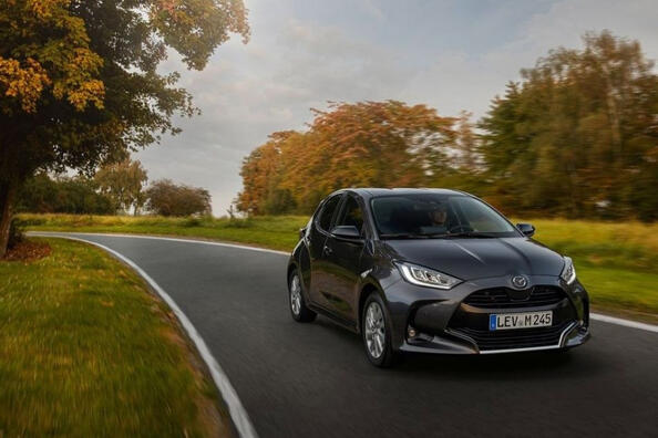 Recensione della berlina cittadina Mazda 2 Hybrid