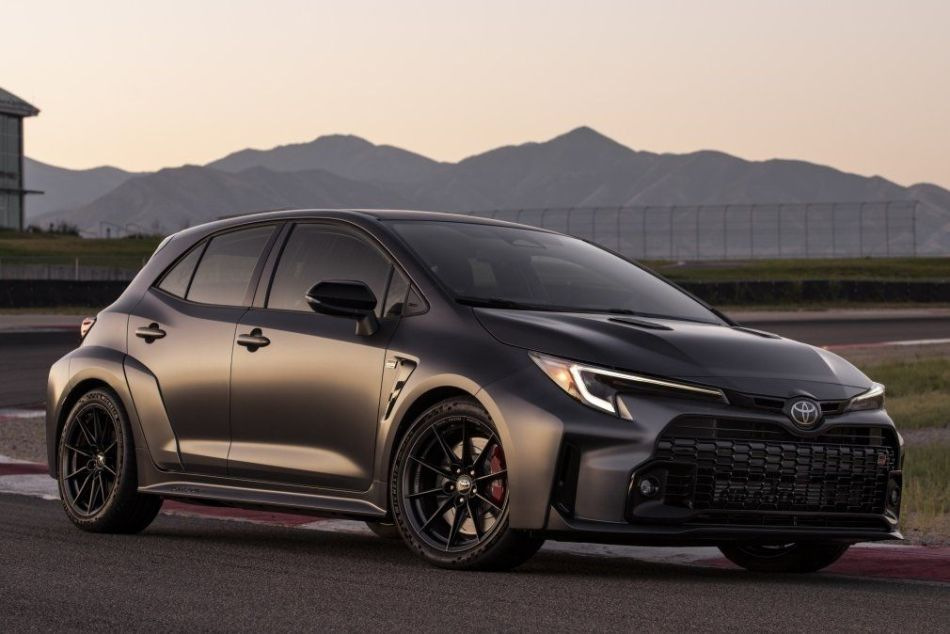 Hatchback Toyota Corolla GR a quattro ruote motrici «caricata».