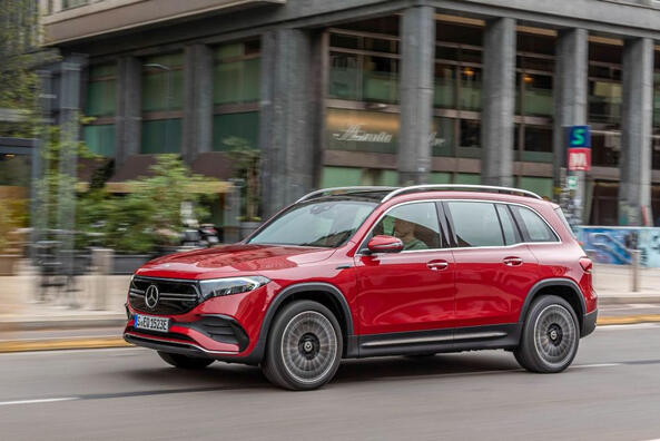 Mercedes-Benz EQB: un elegante crossover elettrico