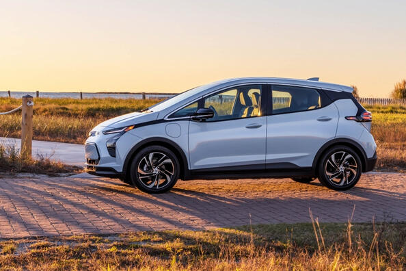 Revisione della berlina elettrica Chevrolet Bolt EV aggiornata