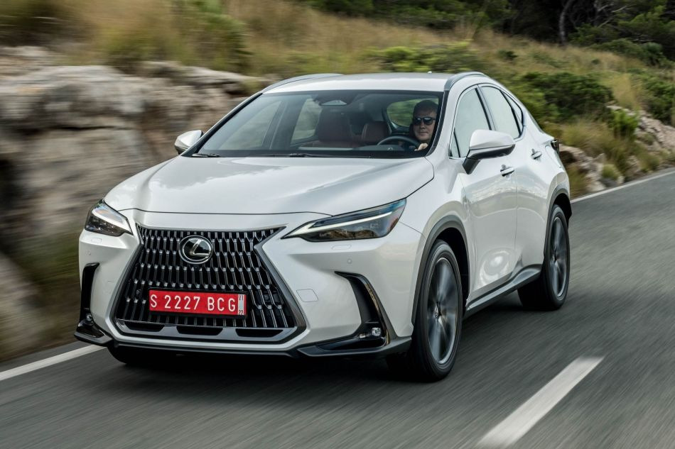 Revisione della seconda generazione del crossover Lexus NX
