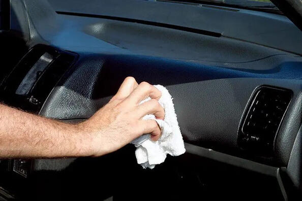 Come rimuovere i graffi dalla plastica dell’auto in cabina?