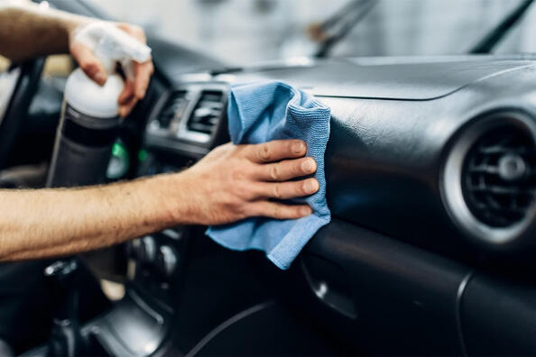 Come prendersi cura adeguatamente della plastica all’interno dell’auto?