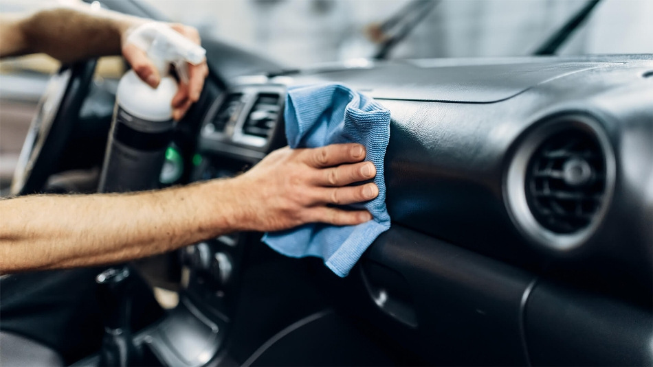 Come prendersi cura adeguatamente della plastica all’interno dell’auto?