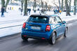 Panoramica della berlina elettrica compatta MINI Hatchback Electric foto 4