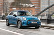 Panoramica della berlina elettrica compatta MINI Hatchback Electric foto 2