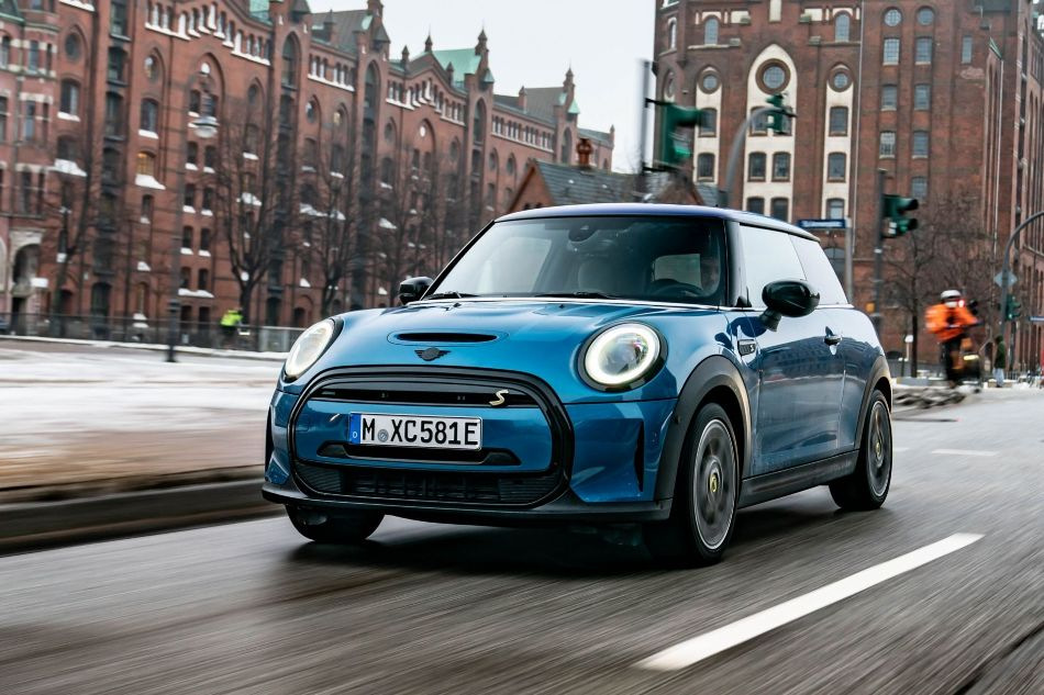 Panoramica della berlina elettrica compatta MINI Hatchback Electric