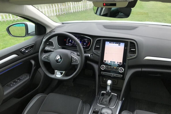 Panoramica della quarta incarnazione aggiornata della Renault Megane Sedan Foto 6