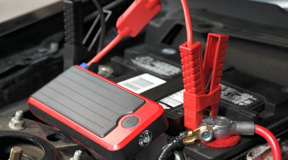 Come avviare il motore di un’auto con la batteria scarica?