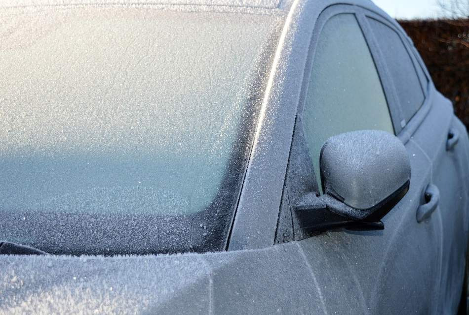 Come eliminare il ghiaccio dal vetro dell’auto in modo rapido e sicuro?