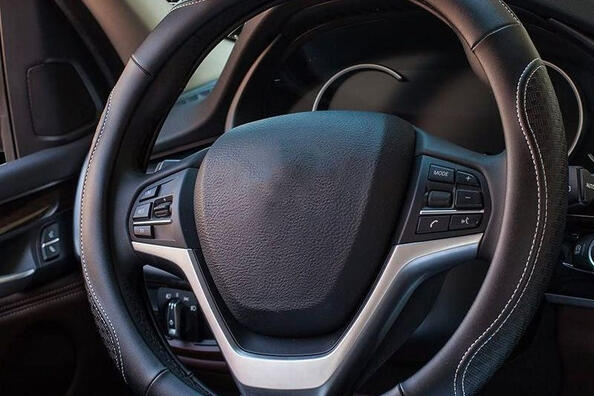 Come scegliere un coprivolante per auto