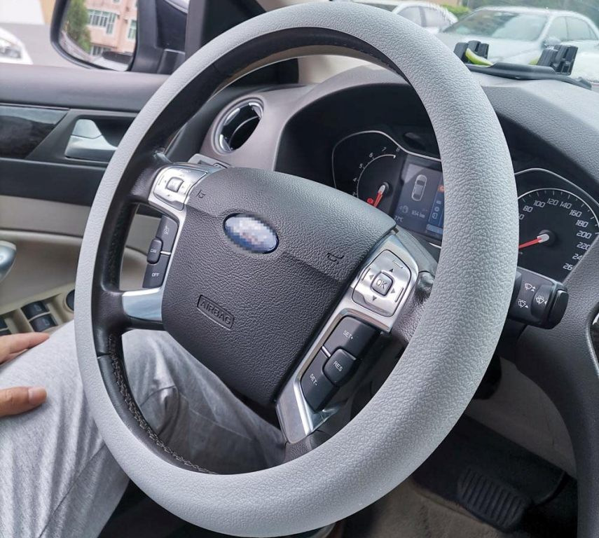 Come scegliere un coprivolante per auto