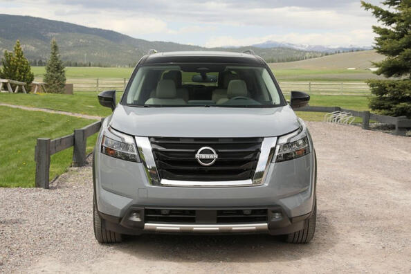 Revisione della quinta generazione del SUV Nissan Pathfinder Foto 1