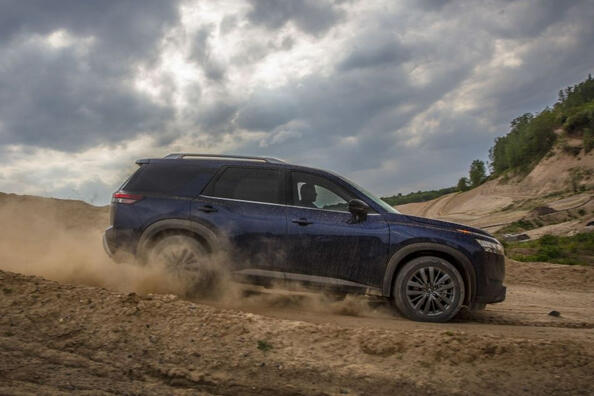 Revisione della quinta generazione del SUV Nissan Pathfinder Foto 3