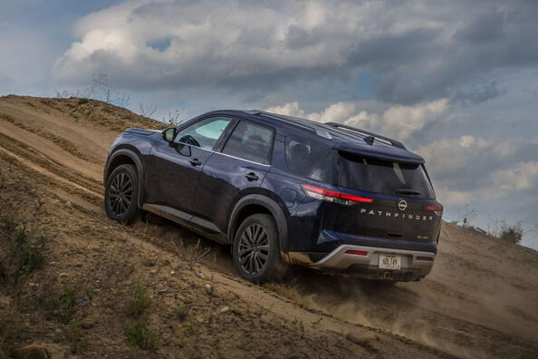 Revisione della quinta generazione del SUV Nissan Pathfinder Foto 4