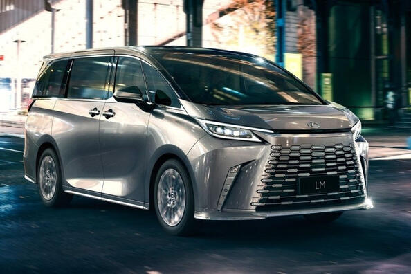 Revisione del minivan premium Lexus LM di seconda generazione