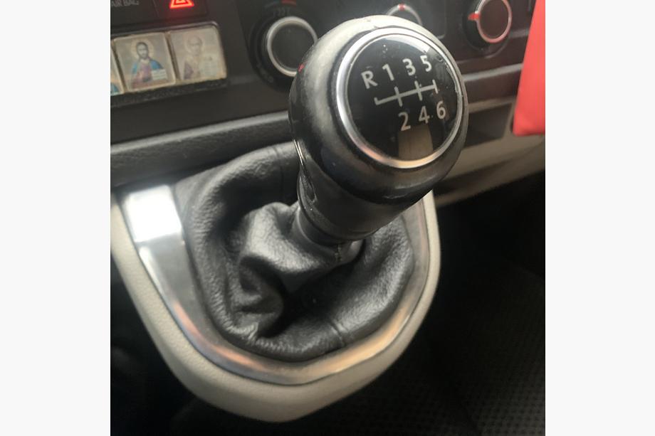 Volkswagen T6 2015-2024 Cuffia cambio in pelle Image