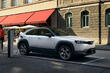 La prima generazione del crossover elettrico Mazda MX-30 foto 2