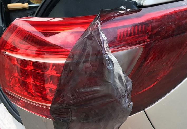 Come rimuovere la pellicola colorata dai fari dell’auto?